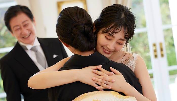 結婚式で花嫁姿の娘と母