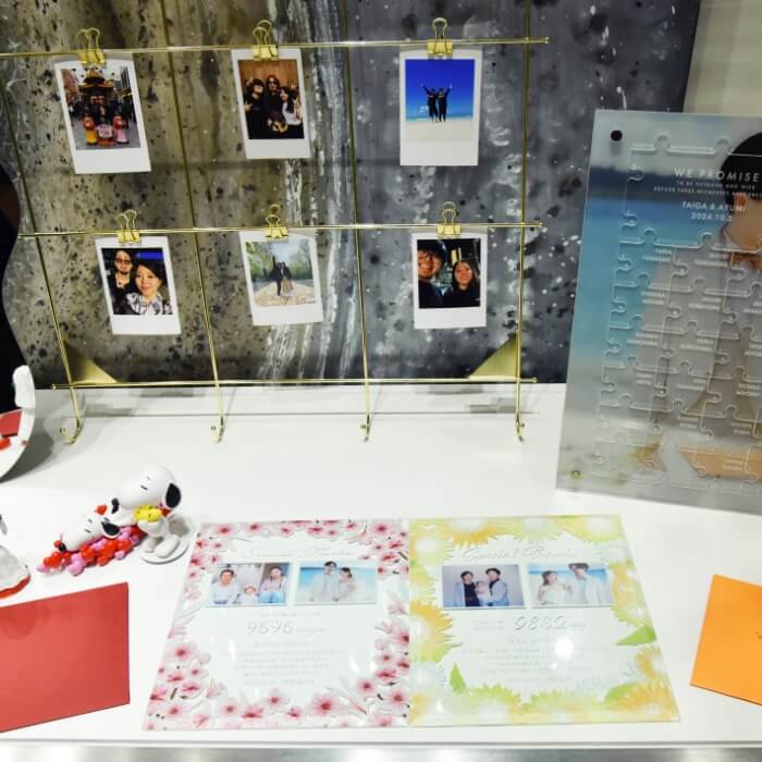 受付スペースに飾られたクリアガラス子育て感謝状やパズル結婚証明書