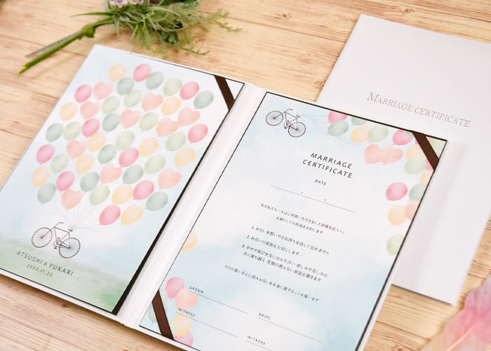 用紙にサインするスタンダードなスタイルの結婚証明書