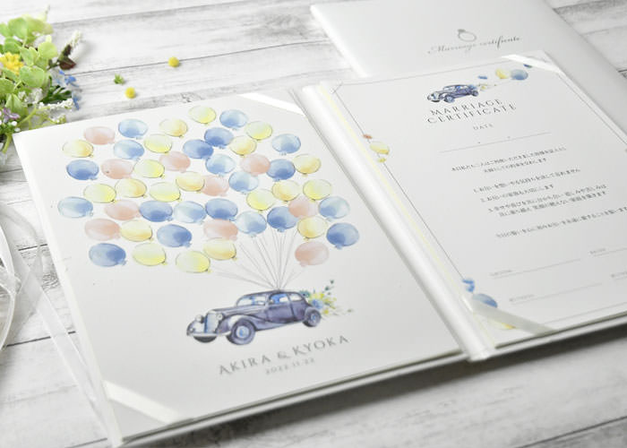 用紙にサインするスタンダードなスタイルの結婚証明書