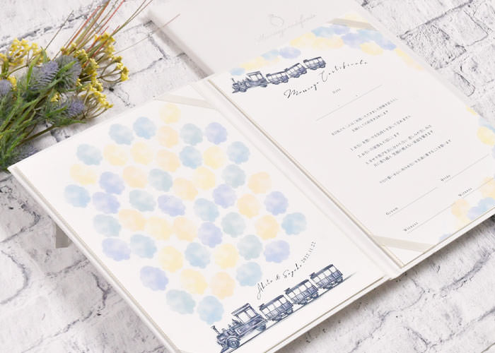 用紙にサインするスタンダードなスタイルの結婚証明書