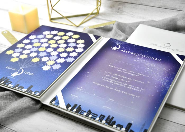 用紙にサインするスタンダードなスタイルの結婚証明書