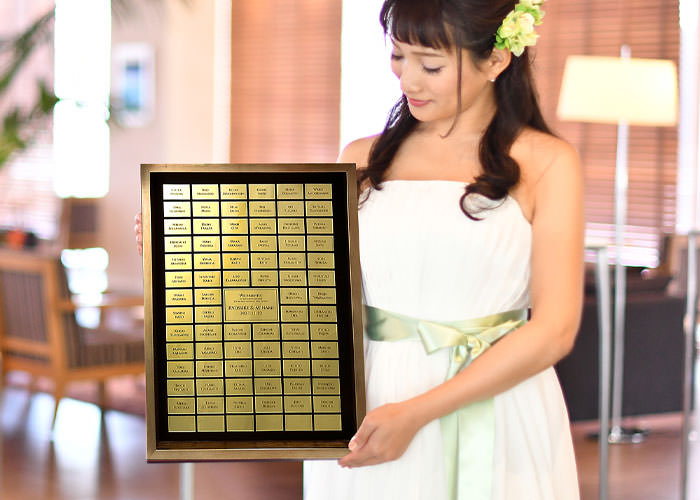 ゲスト参加型　名前入アクリルゴールド結婚証明書花嫁が手に持ったサイズ感