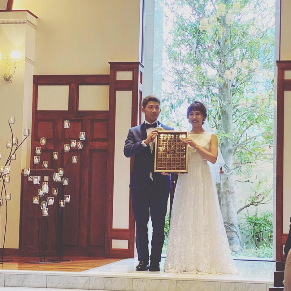 結婚式で結婚証明書をお披露目するおしゃれな卒花さん