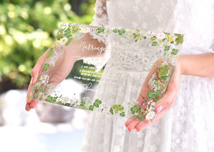 ガラスの結婚証明書を持つ花嫁