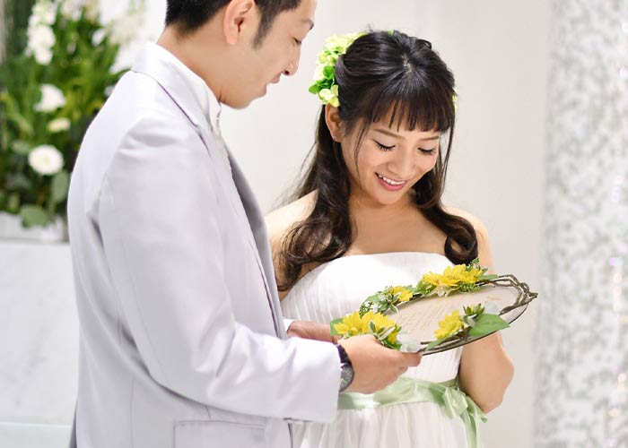 結婚証明書　木製レーザー刻印「ひまわり」宣誓シーン