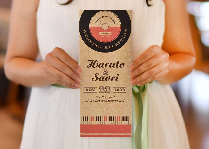スタンダード席次表を手に持ったところ