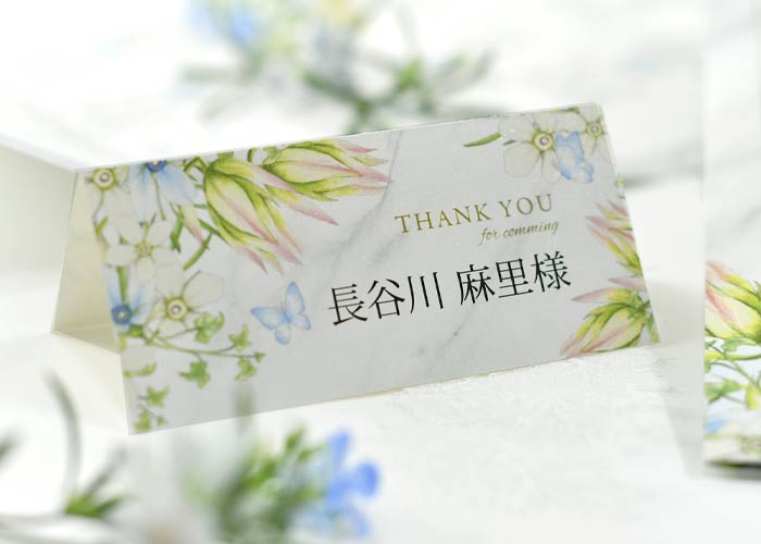 イニシャルフラワー席札でゲストテーブルを華やかに
