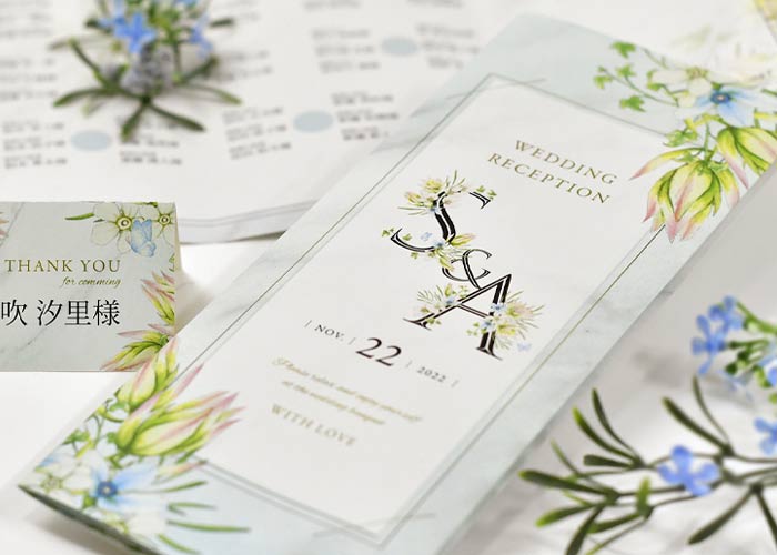 イニシャルフラワー席次表は幸せな意味をもつお花をあしらった可憐なデザイン