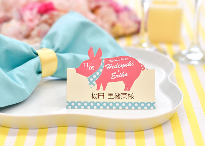 結婚式のゲストテーブルを華やかにするデザインカット席札「ブタ」
