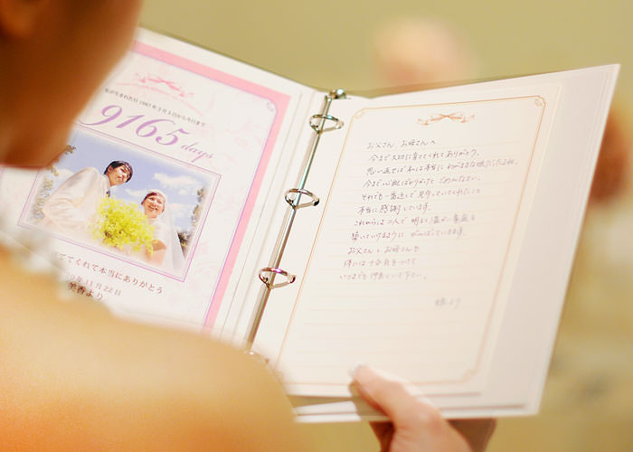 花嫁の手紙朗読シーンでもバインダーだから持ちやすく読みやすい