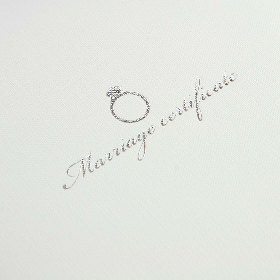 上品に輝くシルバーの箔押し結婚証明書リング