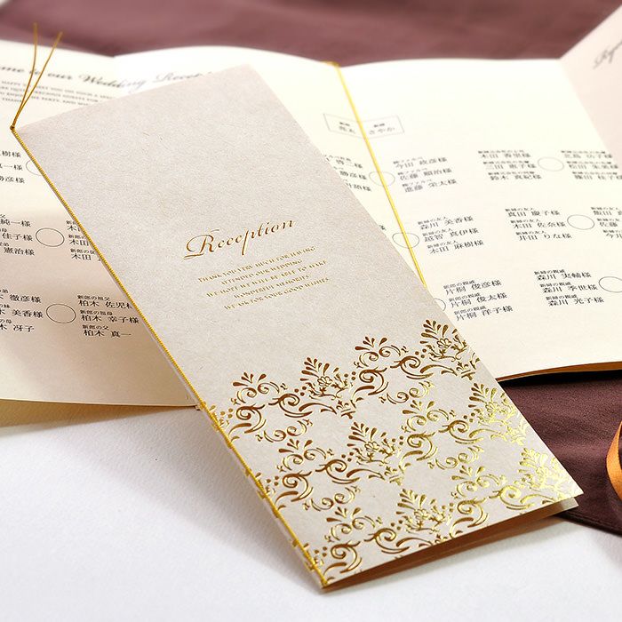 上品で華やかな金色とアイボリーがマッチした席次表