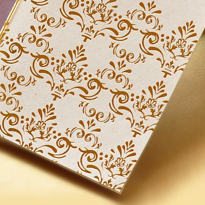 キラキラと輝くゴールドの箔押し