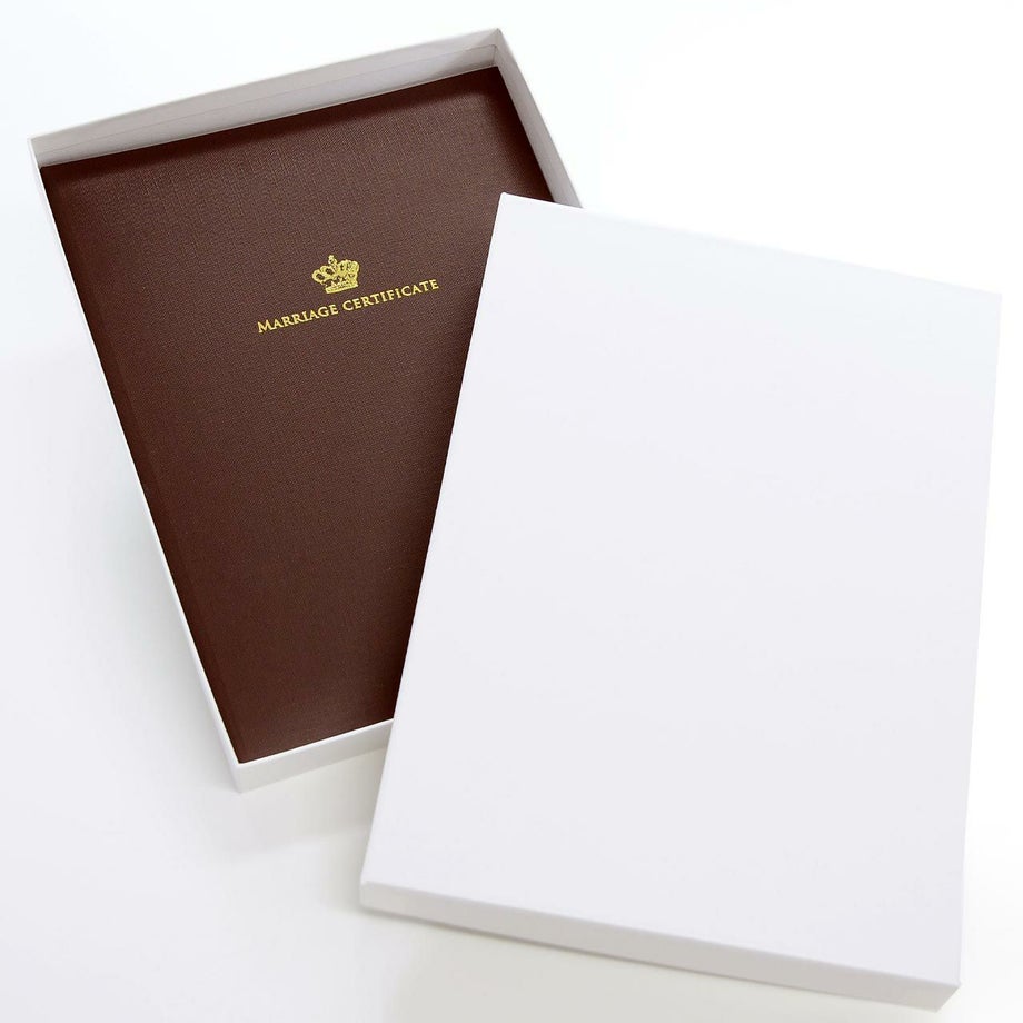 結婚証明書クラウンは保管にも安心なケース付き