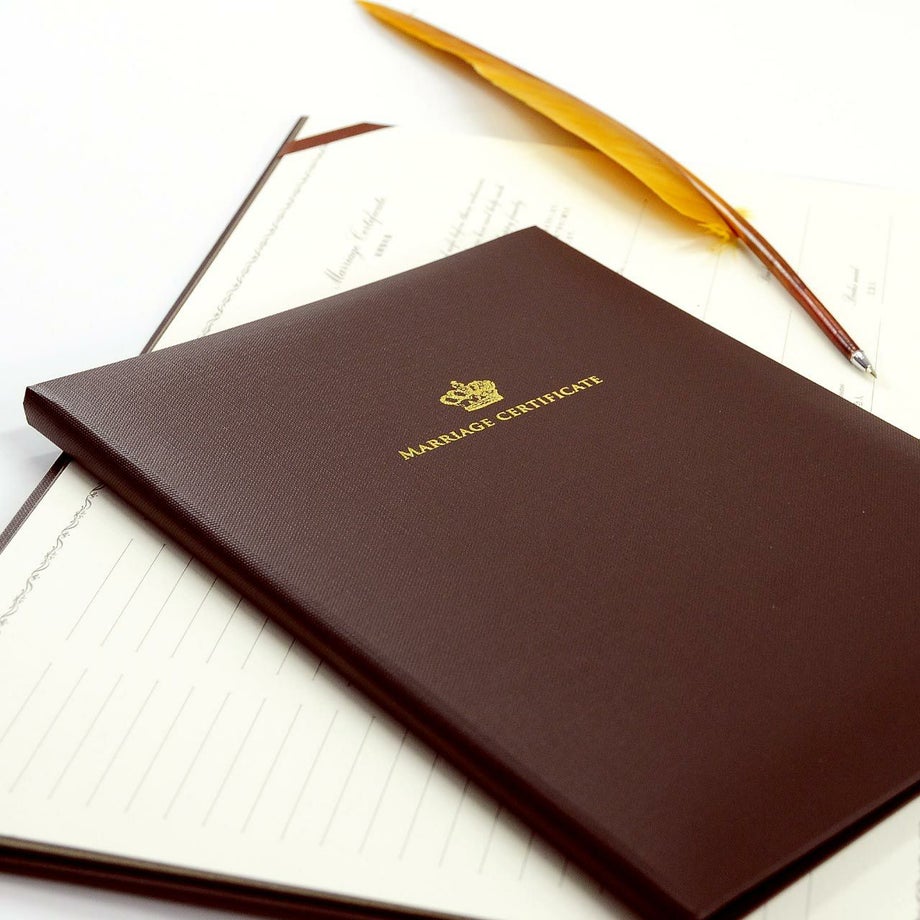 結婚証明書　クラウン宣誓シーン