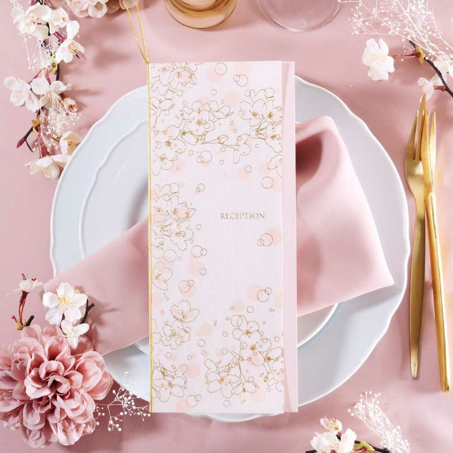 サクラの花をおしゃれな線画でデザインしてゴールドの箔押しをした席次表