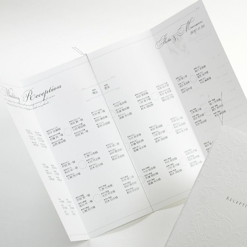 ホワイト＆グレーで統一感を出した席次表中面