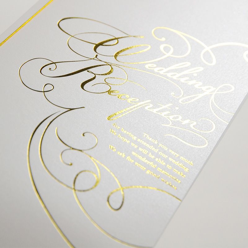 ゴージャスかつ大胆にゴールドの箔押し文字をあしらった席次表オーダー