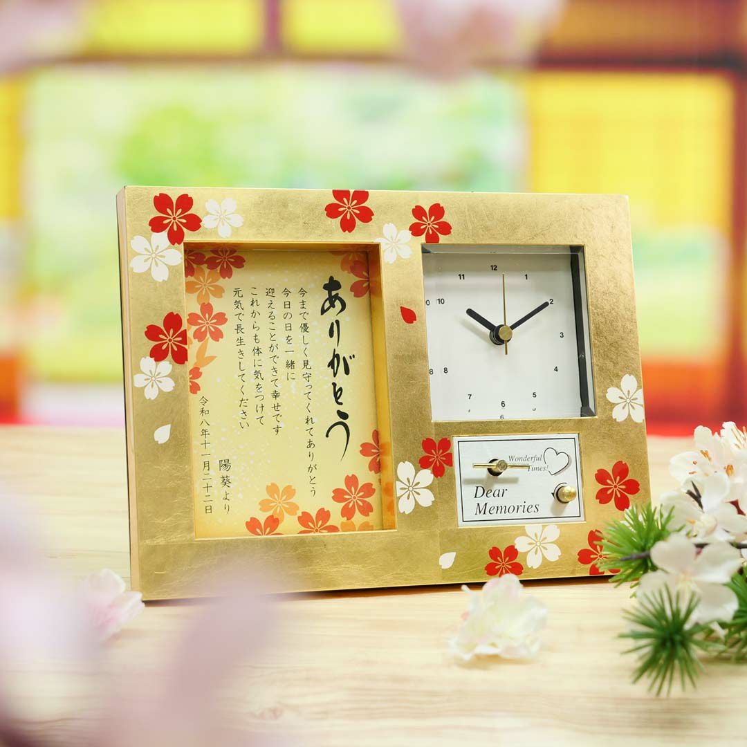 あたたかみのあるゴールドにおめでたい紅白の桜をあしらった上品な和のデザインの時計付きオルゴール