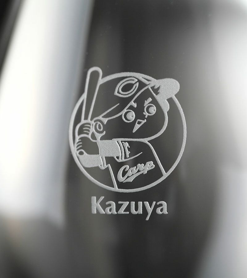 ロゴの下に名入れ彫刻したグラス拡大