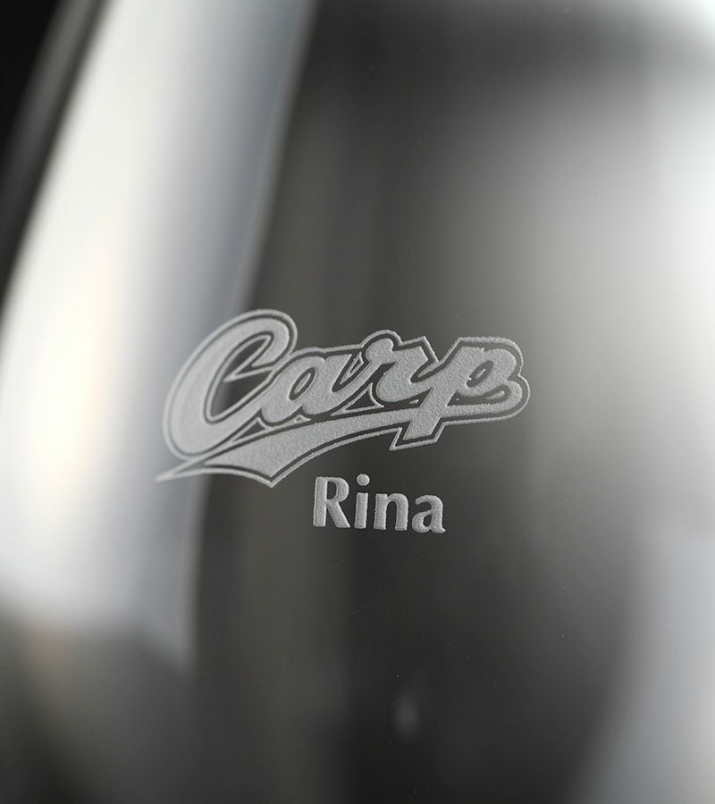 ロゴの下に名入れ彫刻したグラス拡大