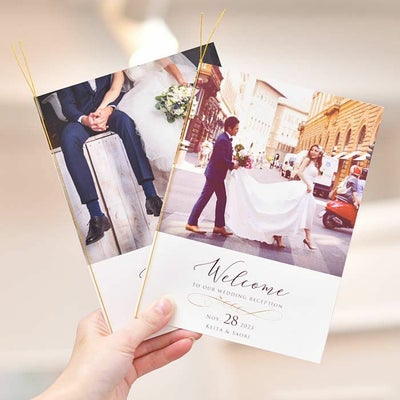おしゃれなプロフィールブックを手に持っている
