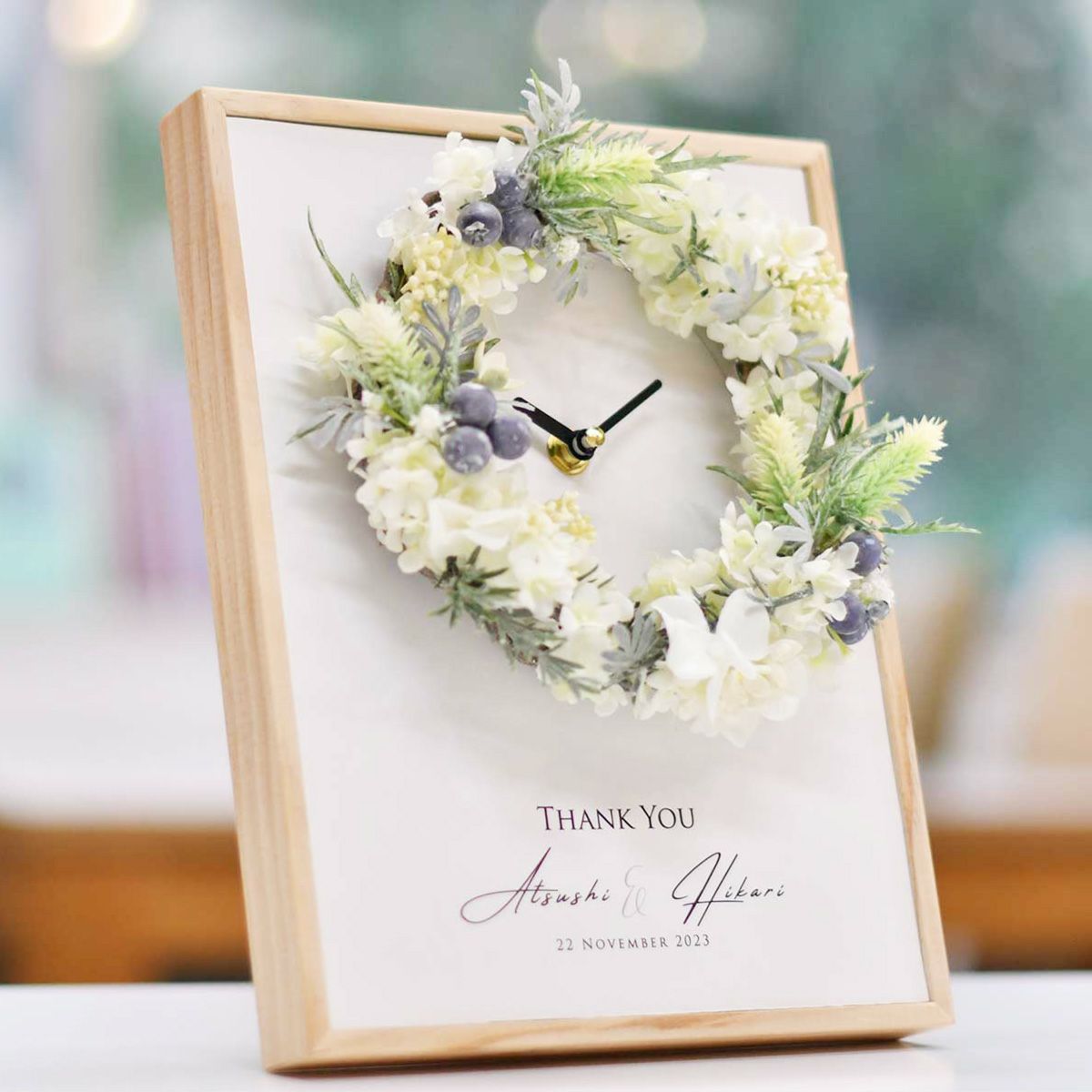 ナチュラルなリースをアレンジした花時計の贈呈品