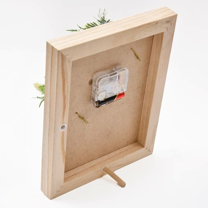 ナチュラルな無垢材のぬくもり。背面にはスタンド付きで自立式の置き型時計