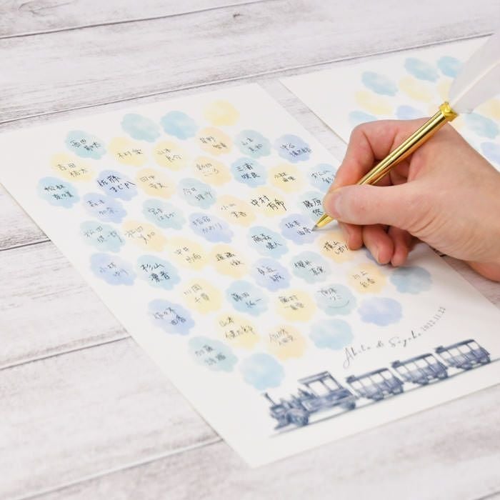 ふんわりモクモクとカラフルな蒸気がゲストの署名欄になっています。二人を囲んで祝福してくれるゲストとの絆もあらわしています。鉄道、電車ファンや旅がテーマの結婚式にもおすすめ