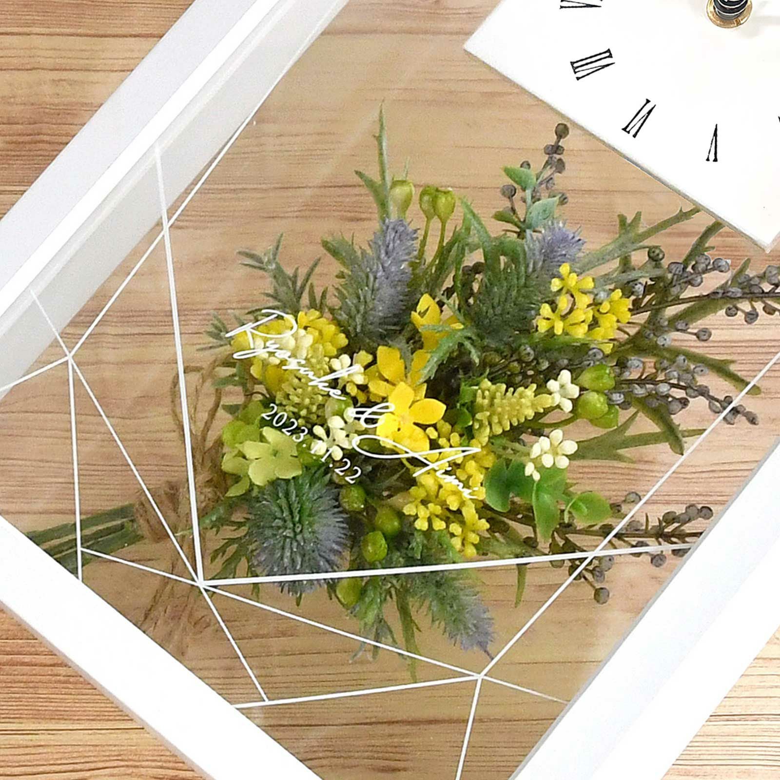 華やかなお花アレンジ付き実用的な時計のプレゼント