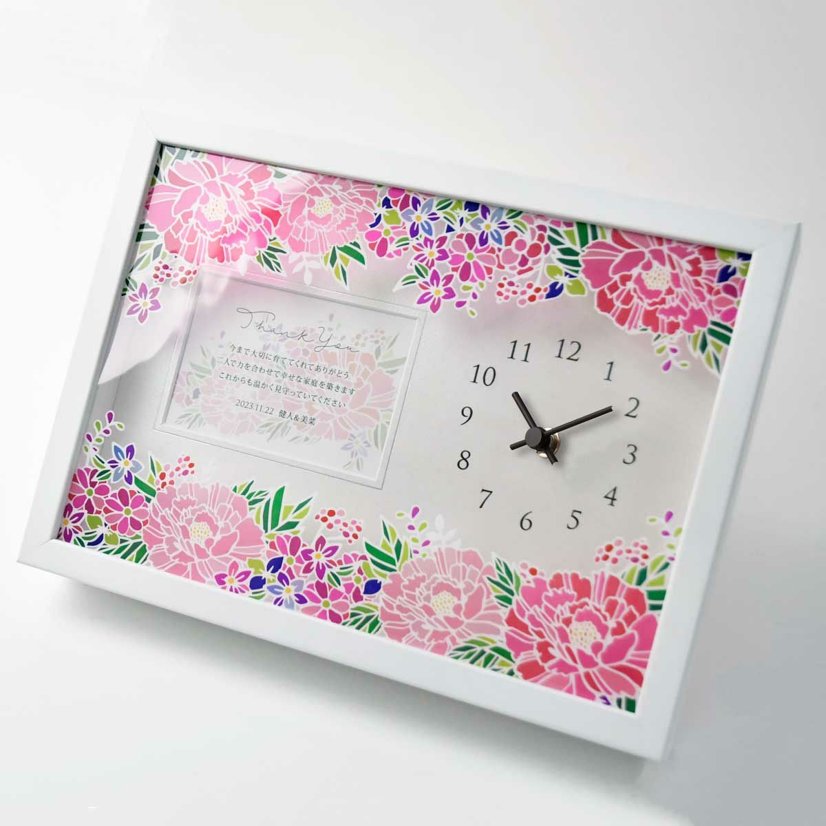 奥行のあるフレームのガラス部分に、可憐な牡丹をはじめ美しい花々がプリントされた透明シートを配置