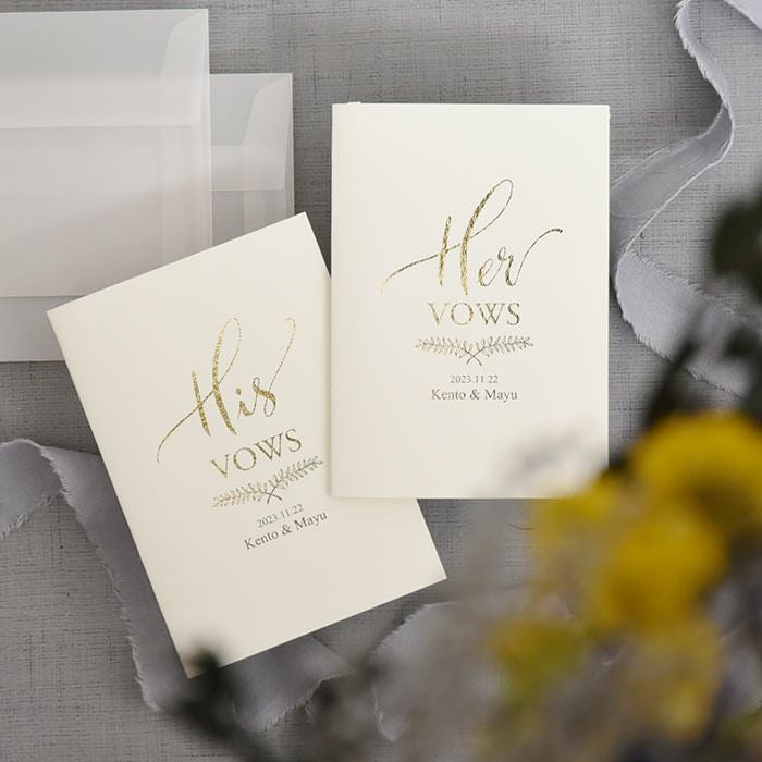 ホワイトの台紙にゴールド箔でそれぞれ「His Vows」「Her Vows」と、挙式日お名前入り