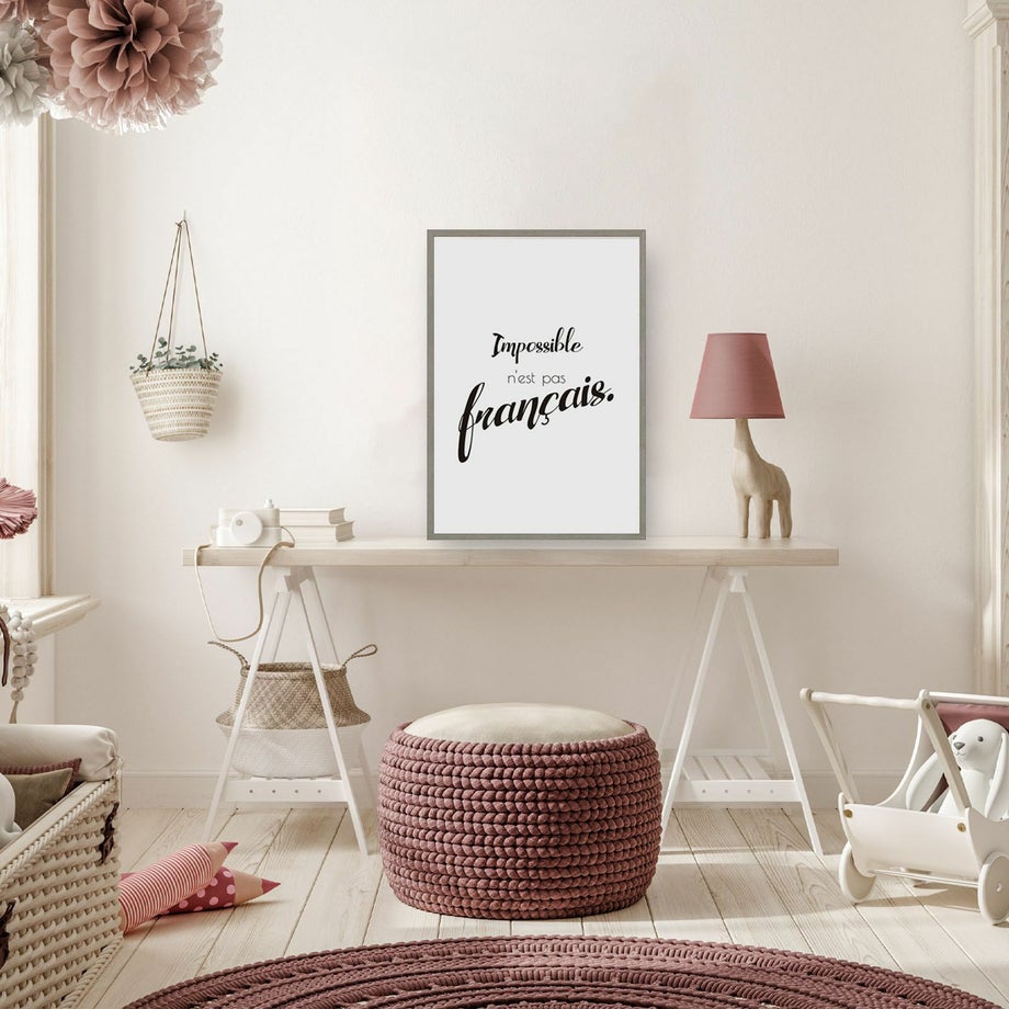 Impossible n'est pas françaisと書かれたポスターを部屋に飾っている