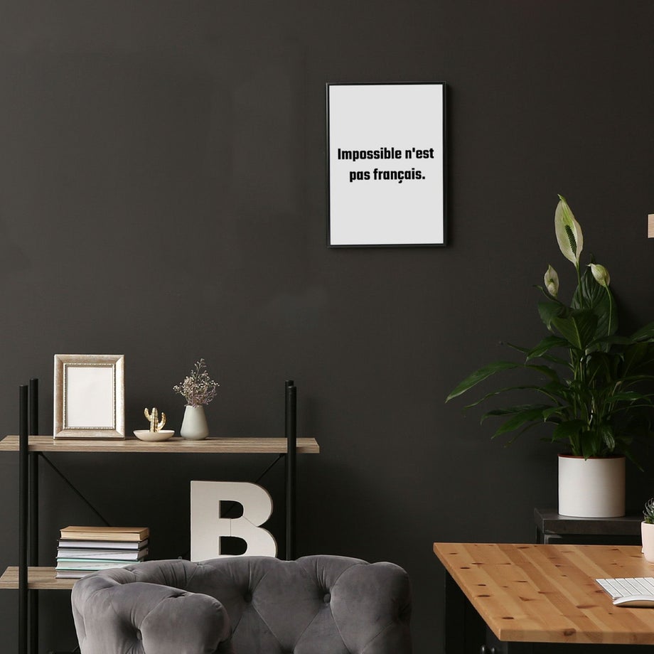 Impossible n'est pas françaisと書かれたポスターを部屋に飾っている