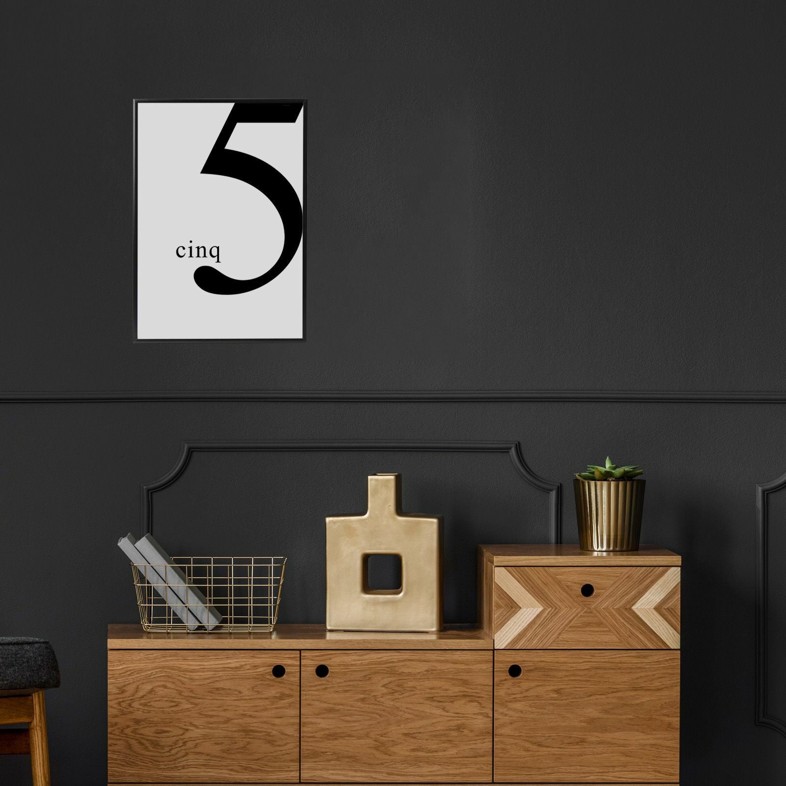 数字の5を使ったデザインのモノクロポスターを部屋に飾っている