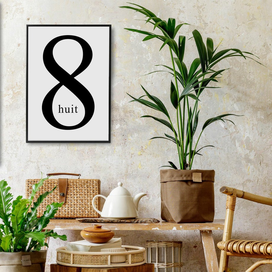 数字の8が描かれたモノクロポスターがある部屋