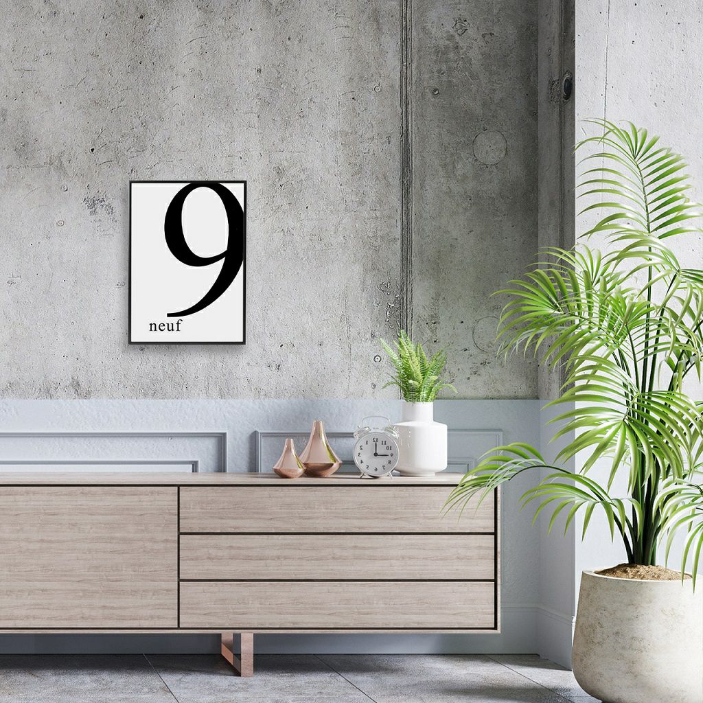 数字の9が描かれたデザインのモノクロポスターがある部屋