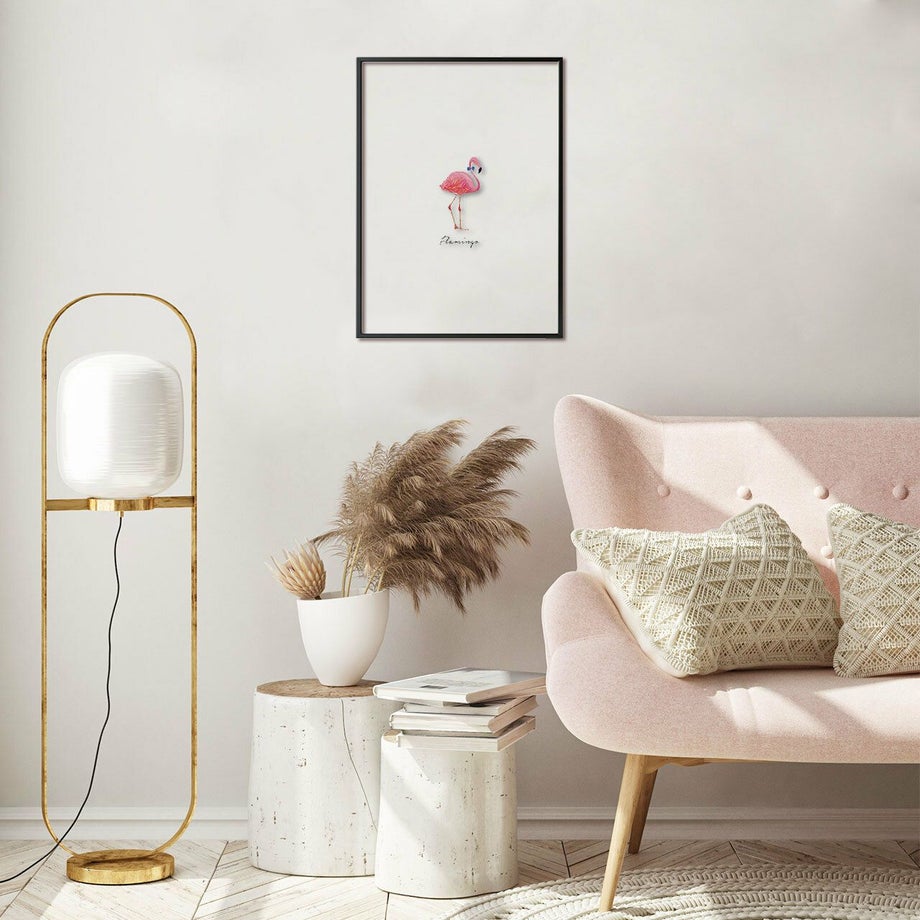 フラミンゴのイラストのクリアポスターを部屋に飾っている