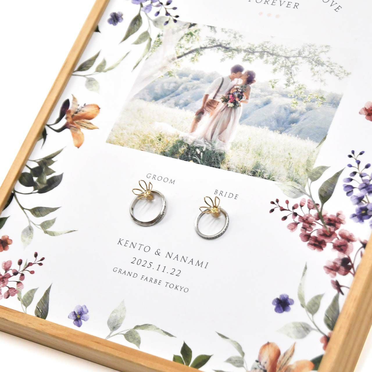 リングボードのフラワーモチーフがリング掛けになっています