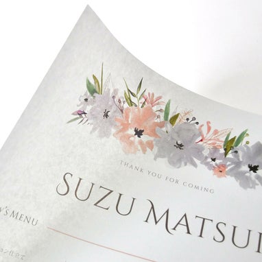 抗菌・抗ウイルス紙ランチョンマット席札兼メニュー表は透け感のある薄手のペーパー。表面は滑らかな質感。