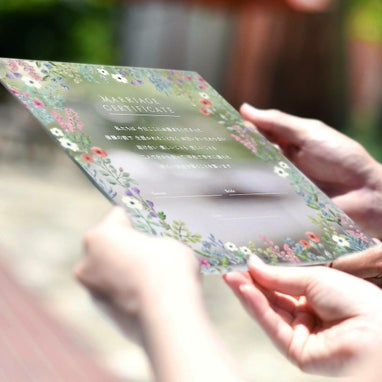 アクリルの結婚証明書は軽量で誓いのシーンや持ち運びにも便利