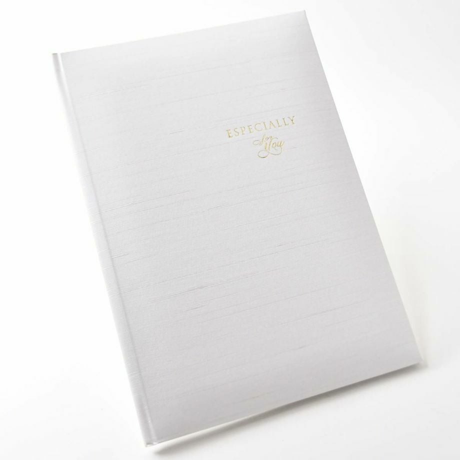 家系図ブックは高級感あるホワイトの表紙