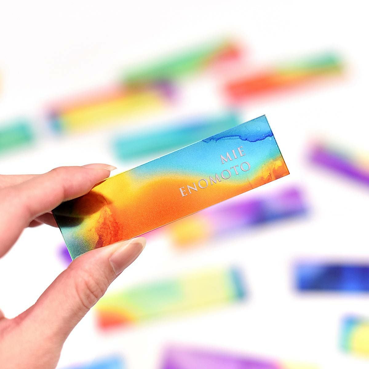 美しい色のグラデーションがクリアなアクリルに映えるアクリルアート席札