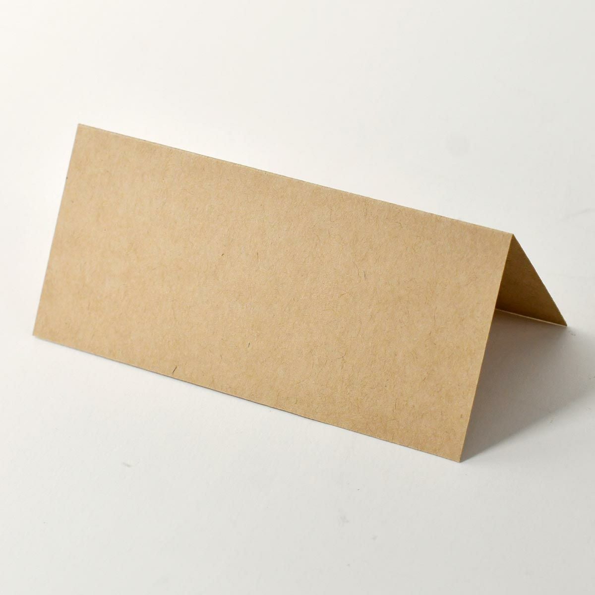 クラフト紙の席札の背面はシンプルに