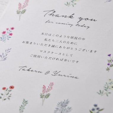 抗菌マスクケースにはおしゃれなフォントの英文字で二人の名入れ印刷つき