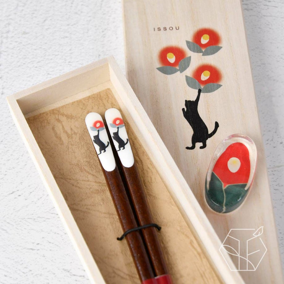 黒ねこと椿の絵柄をあしらった桐箱付きの箸・箸置のペアセット