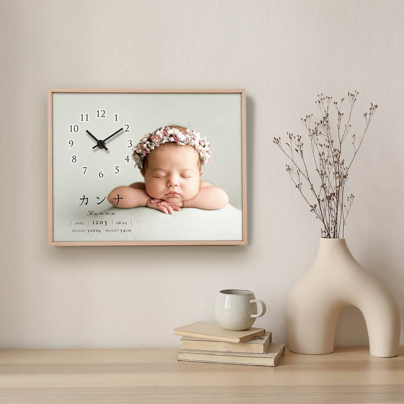 ベビーフォトクロックを部屋の壁に飾っている