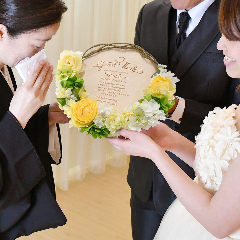 可憐で可愛い子育て感謝状をご両親に手渡す瞬間の贈呈シーン