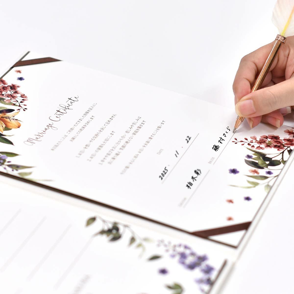 結婚証明書に署名する新郎新婦